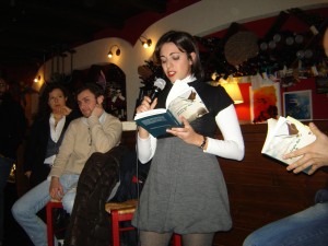 Elisa legge il libro Apologia del piano B alla Vineria