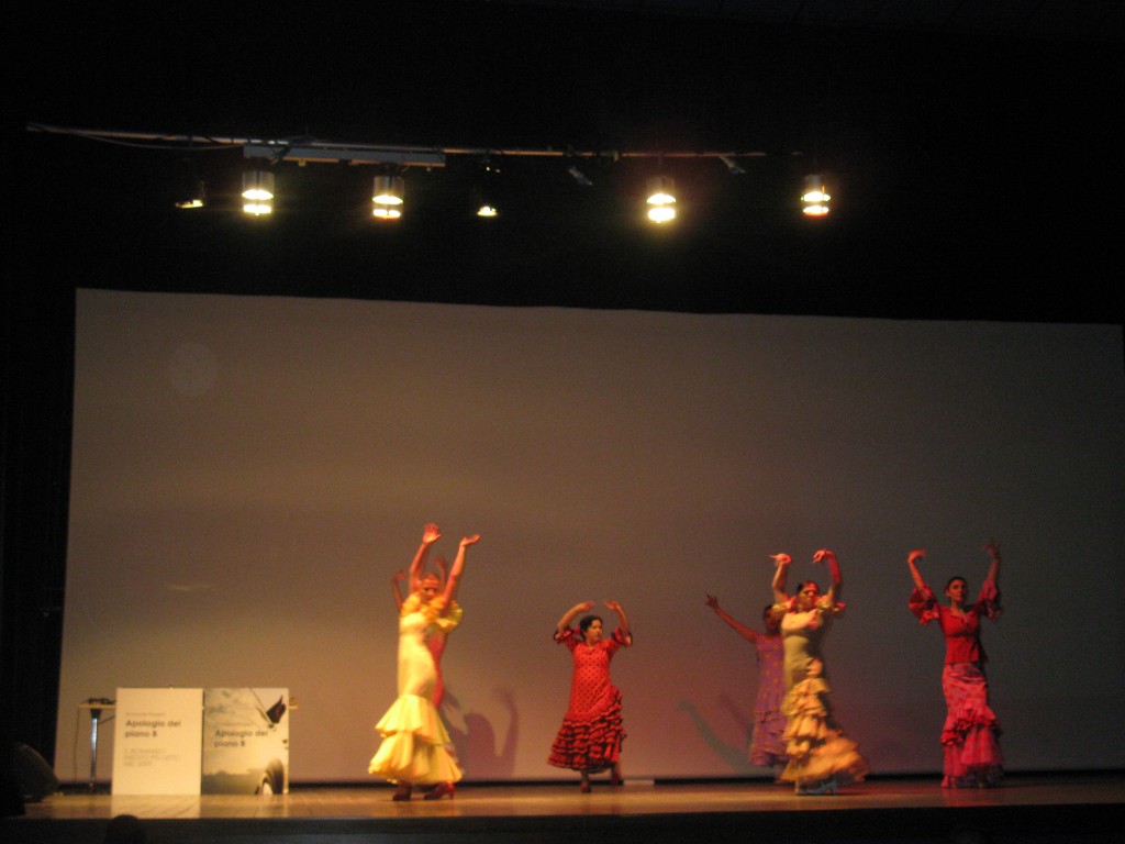 Ballo di flamenco allo spettacolo teatrale Apologia del piano B di Properzi